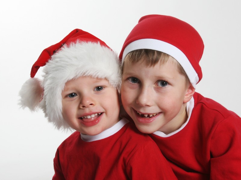 Atte, 6 år och Frej Ahlgren, 2 år, Umeå, önskar god jul och gott nytt år till alla de känner.
